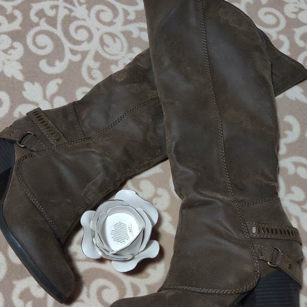 Boots - Picture 2 of 3